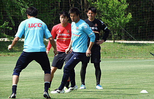 ボール回しにはGK陣も参加。西村弘司や野村政孝も普段見せない足さばきを見せた。
