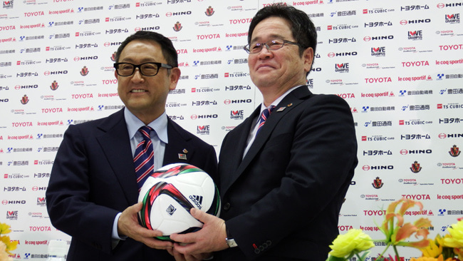 ボールを手にフォトセッションに応じる豊田章男会長(左)と久米一正社長。日本サッカー界最強のタッグが誕生した。