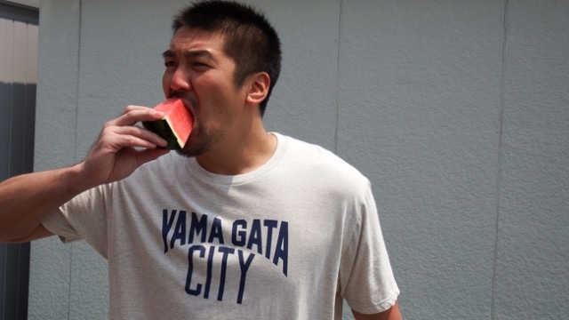 山形県産のスイカを「YAMAGATA CTY」というTシャツを着て食べた高木義成。「志村けん？やんないよ！」とリクエストには答えてくれず。