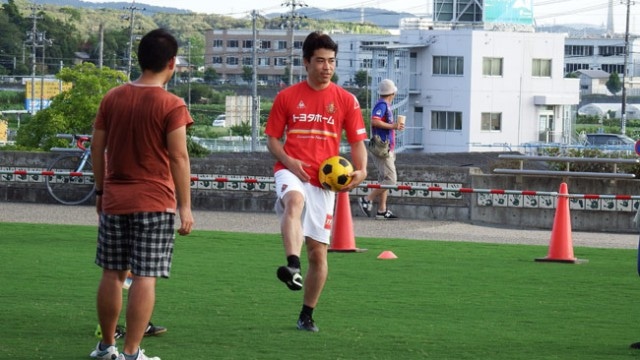 本日はホームタウンPRブースの特別企画で中村直志ホームタウン担当が親子サッカーに参加。久々に練習着姿の中村氏を見ました。