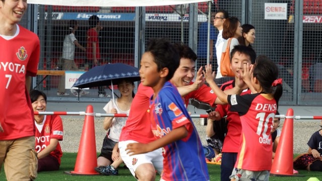 子どもたちのゴールを喜ぶ中村氏。