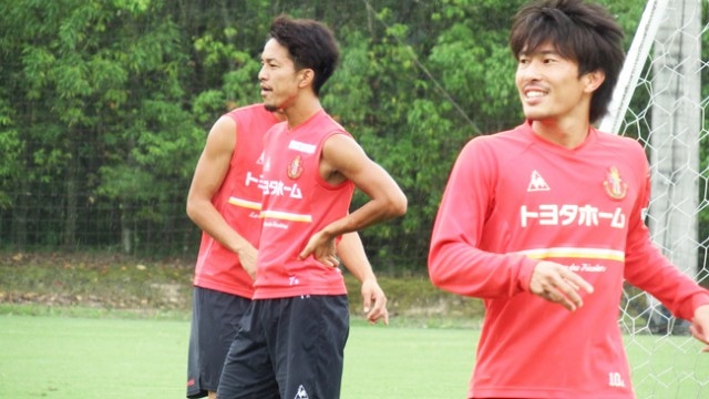 今日8月25日が31歳の誕生日だった小川佳純は終始笑顔でトレーニングに励んだ。「31歳の誓いなんてないですよ？」と笑ったが、ベテランとしての妙味は日々増すばかりだ。