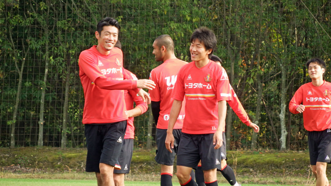 にこやかにウォーミングアップする竹内彬と永井謙佑。いまだ負傷者は多いが、チームの雰囲気は最終戦へ向けて上昇を続けている。