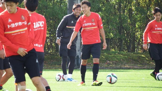 ヘアスタイルもさわやかに、永井謙佑が元気な声でチームを鼓舞していた。 