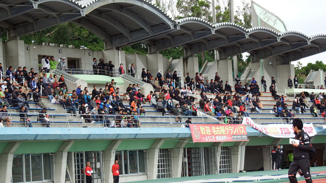 この日は土曜日ということもあり、多くの観客が競技場に集まった。昨日グランパスくんが訪問した南風原小学校の生徒たちもおり、また名古屋から来たサポーターたちは横断幕を持参する気合いの入りようだった。