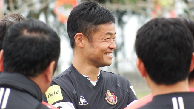 練習開始前のミーティングでは、小倉隆史GM兼監督の笑顔も見られた。