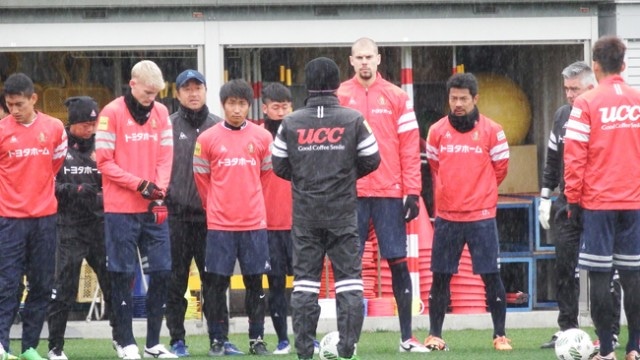 前節の反省点を頭に入れ、さらに練習開始前に小倉隆史GM兼監督からテーマを伝えられる選手たち。