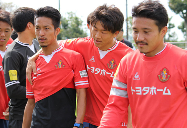 肩を組んでピッチを後にする永井謙佑と田口泰士。2日間のオフの後、チームは決戦へ挑むことになる。