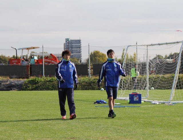 リハビリに励む端戸仁選手（右）と神谷優太選手
