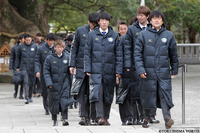 長島監督を先頭に神社の参道を歩く選手達。