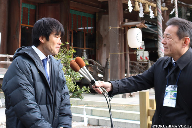 祈祷後、インタビューに応える長島監督。「昇格という結果が出せるようにお願いをしました」とのこと。