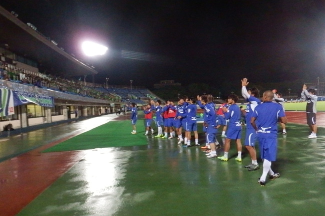 ピッチ内での練習前、サポーターへ挨拶する選手達。