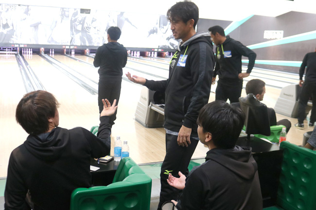チーム最年長、冨田選手が若手の広瀬選手にコツを教わる